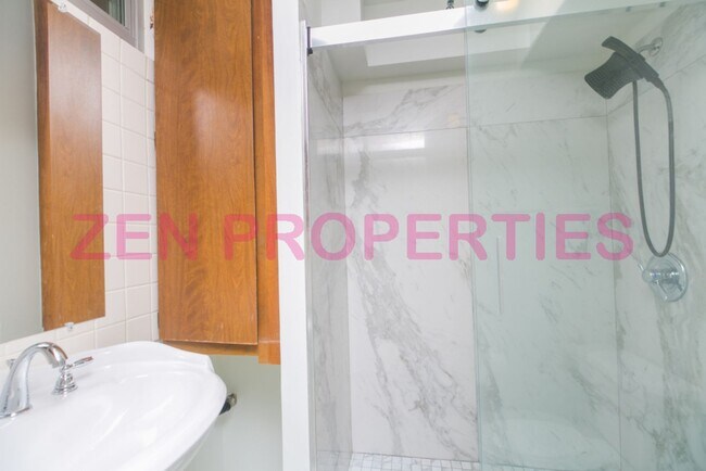 Building Photo - a 2 bdrm, 2 bath unit with 2 prkg at Fairway House for rent