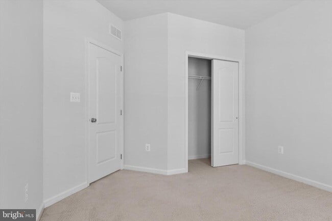 Building Photo - 43101 Thoroughfare Gap Terrace