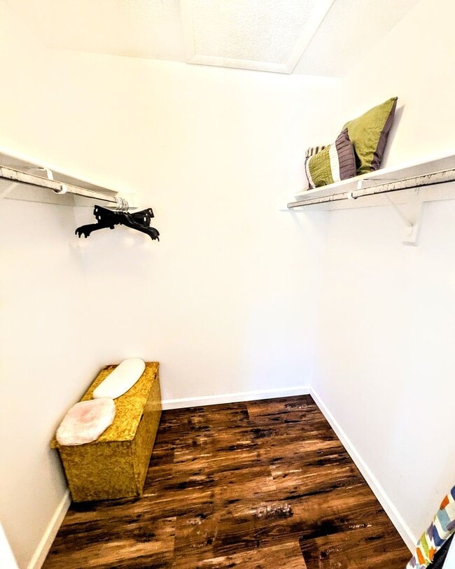 Building Photo - Annual/Seasonal turnkey furnished 2/2 end townhome in waterfront community by Siesta Key!