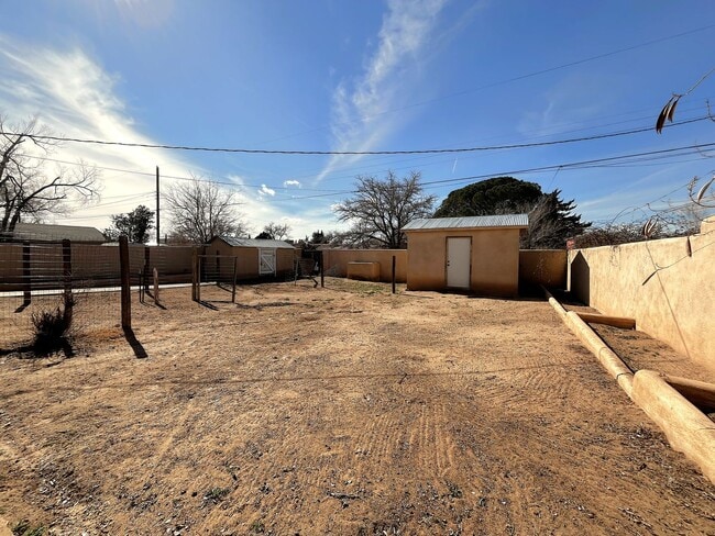 Building Photo - Splendid 4 Bedroom, 2 Bath Home Near Kirtland AFB! Available Now!
