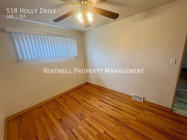 Building Photo - 518 Holly Dr