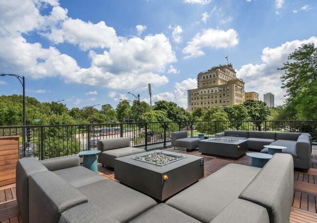 Outdoor mezzanine lounge area - 2020 N Lincoln Park W