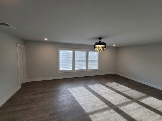 Building Photo - 303 Edgewood Cv