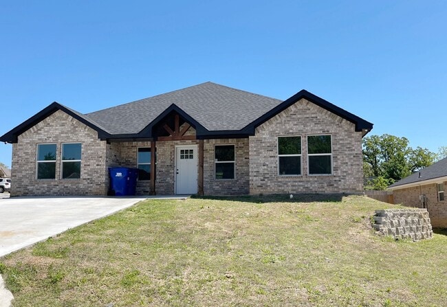 Building Photo - Fenced yard/2000 Sqft/Premium location