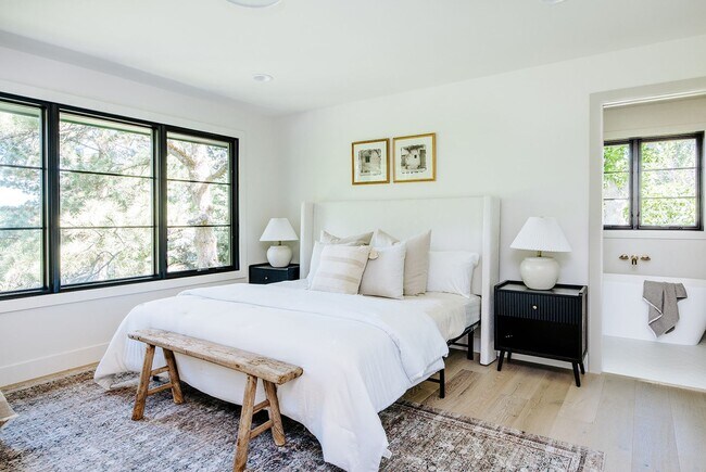 Building Photo - Custom Remodeled 4bd/4ba House in Greenwoo...