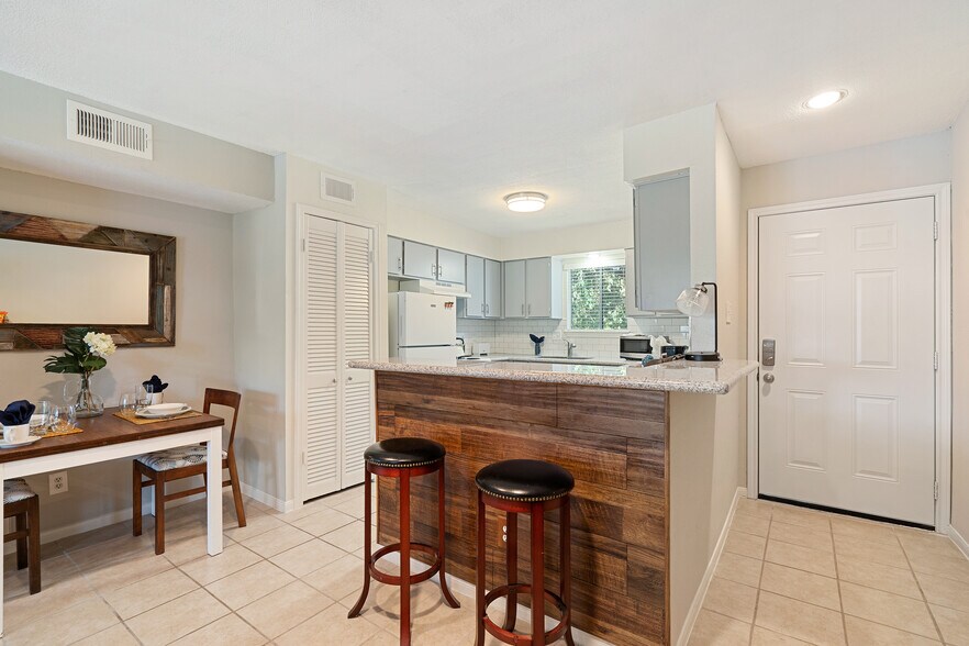 Counter eating area - 12100 Melville Dr