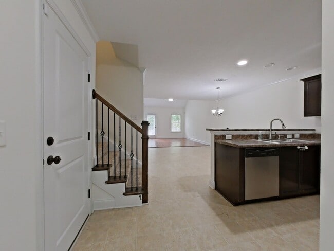 Building Photo - 528 Scenic Dr