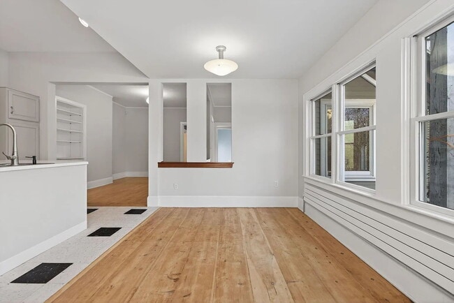 Building Photo - Beautiful First-Floor Condo in Portland’s West End