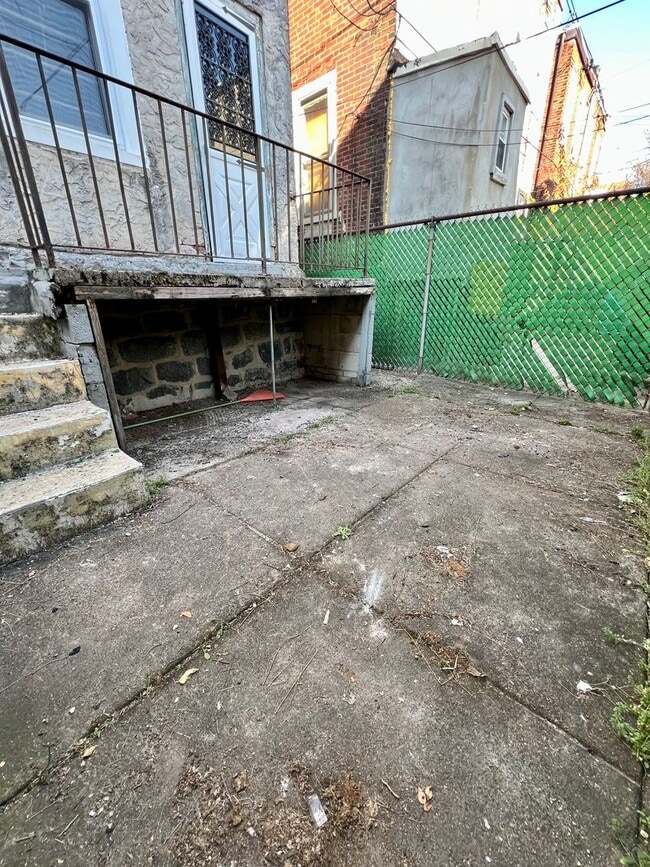 Building Photo - Stunning 3-Bedroom Townhome in Kingsessing! Available mid-April!