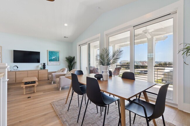 Building Photo - NEW HIGH END OFF-SEASON RENTAL NOW AVAILABLE