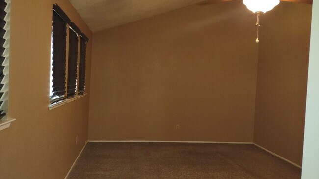 Building Photo - 1617 Oakview Dr