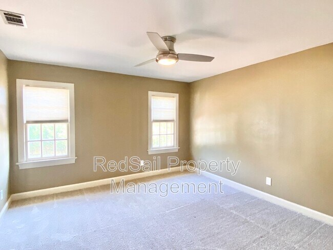 Building Photo - 3928 Oak Dr E