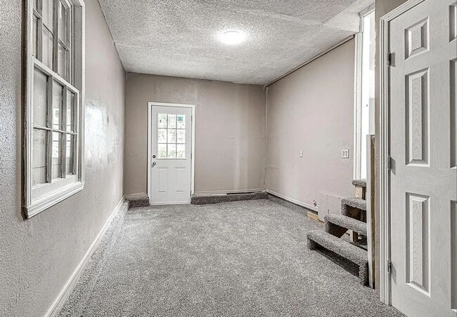 Building Photo - 3-Bedroom Available!