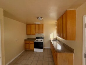Building Photo - Cute 2 Bedroom