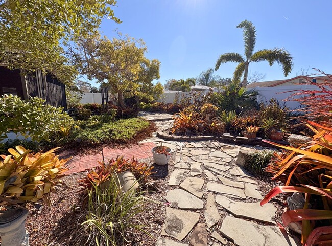 Building Photo - 3 Bed 2 Bath Home with Large Fenced Backyard & Screened Lanai — Available Now
