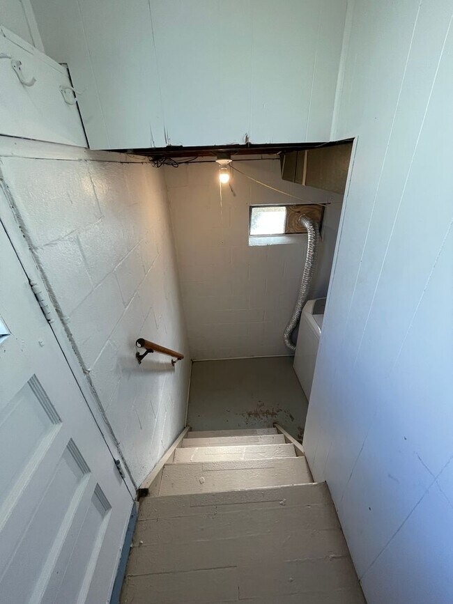 Building Photo - 402 N 6th Ave