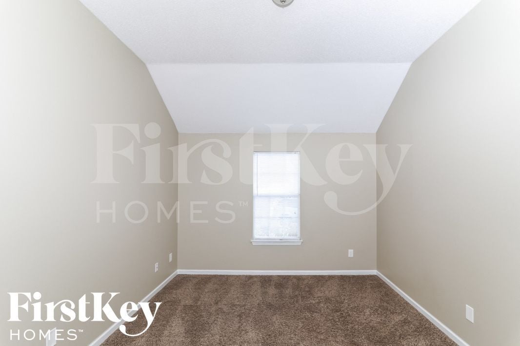 Building Photo - 8491 Highland Glen Cir N