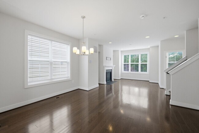 Building Photo - 2413 Glenallan Ave