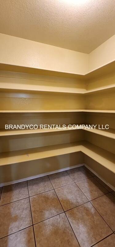 Building Photo - 4509 Twin Oaks Cir