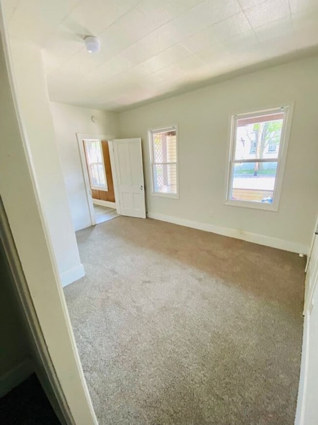 Building Photo - 1237 E Walnut St