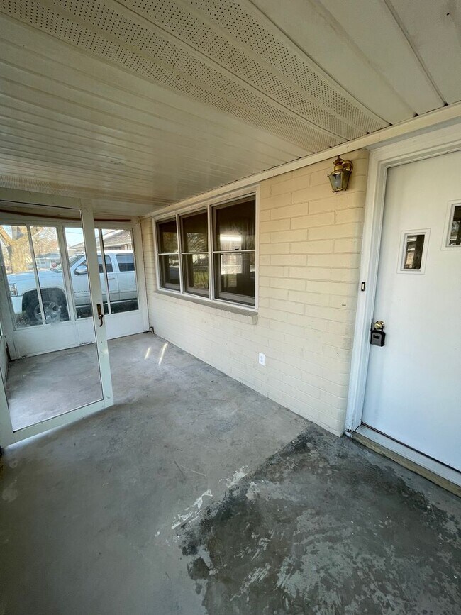 Building Photo - 108 N Saratoga St