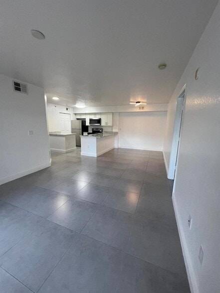 Building Photo - 191 SW Palm Dr