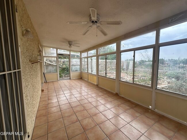 Building Photo - 724 Espada Dr