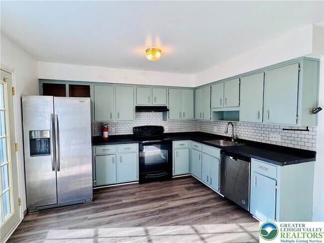 Building Photo - 235 Vista Dr