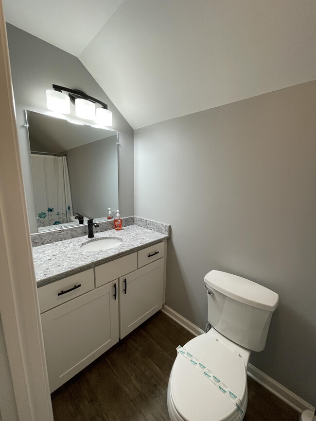 Building Photo - 1331 Middleneck Dr