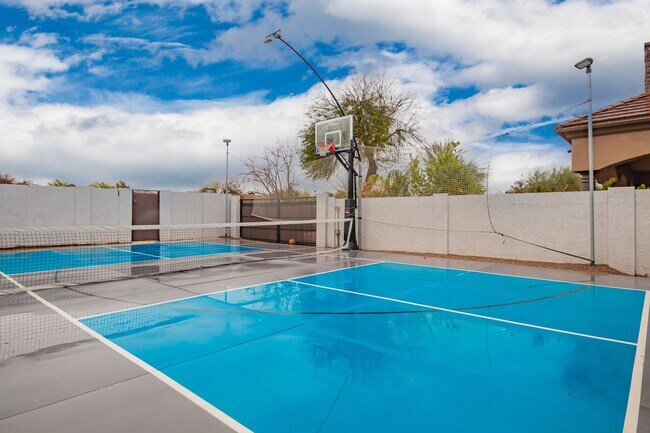 Building Photo - Beautiful 6-bedroom basement home