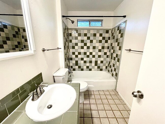 Building Photo - 608 Franklin Blvd