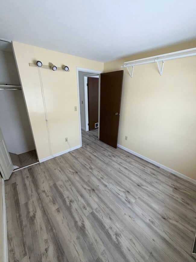 Building Photo - Move- In Ready 3-Bedroom Home in a Desirable Residential Area