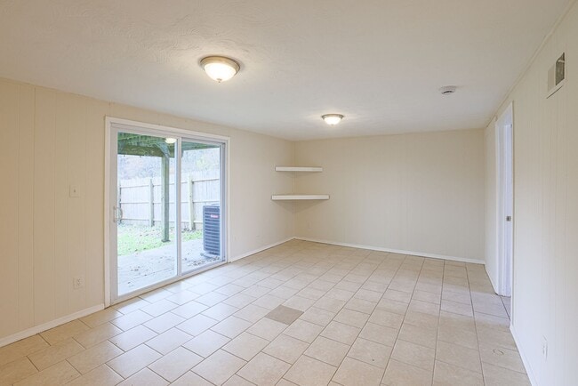 Building Photo - Spacious 3bdrm 1bath Home in Quiet Community