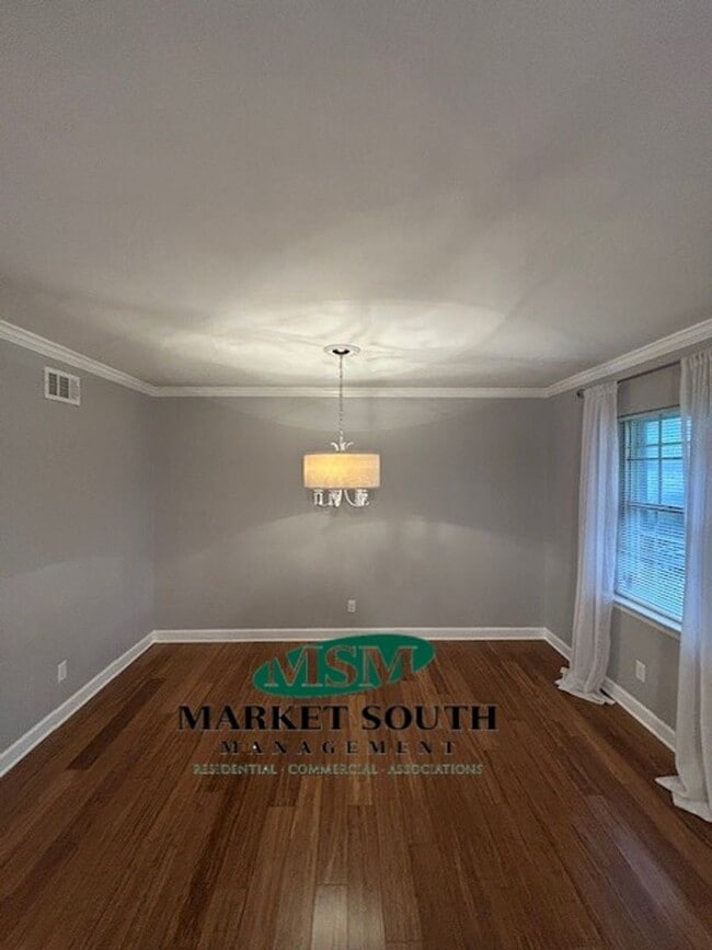 Building Photo - UPDATED MIDTOWN BEAUTY!!