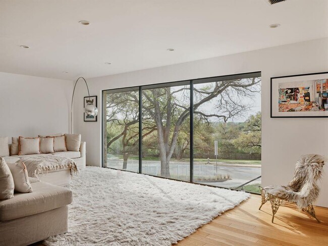 Building Photo - 4908 Balcones Dr