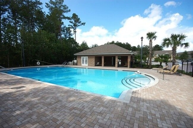 Building Photo - WOW! 2/2 in Merrill Pines Gated Community