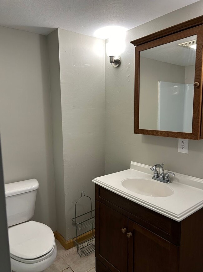 Building Photo - Beautiful 3 bdrm Home! Double Lot!