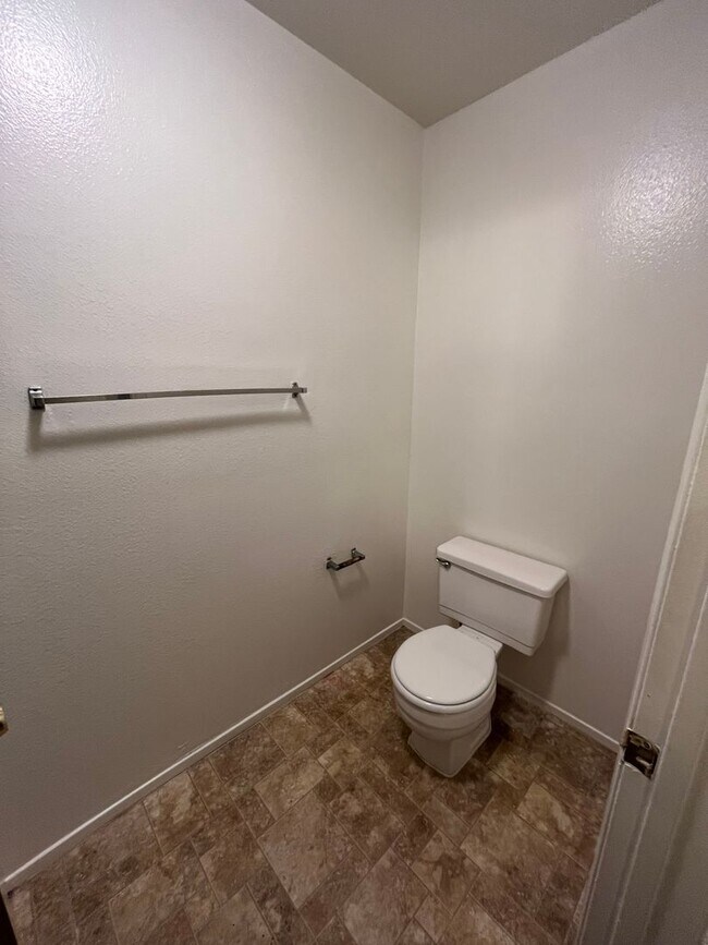 Building Photo - 2318