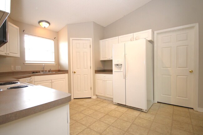 Building Photo - Spacious 3/2 Brick Home with Screened Porc...