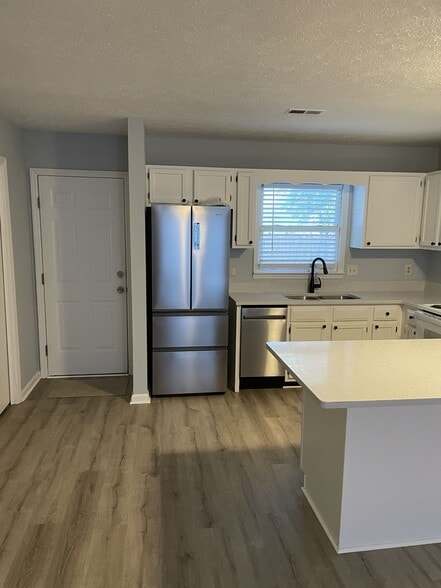 Building Photo - 415 10th Ave S