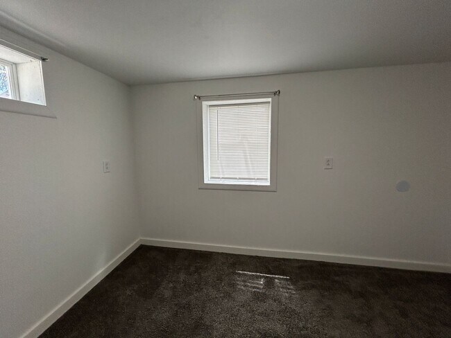 Building Photo - 3 Bedroom 1 Bath Beautiful House with Fenced Yard & Garage