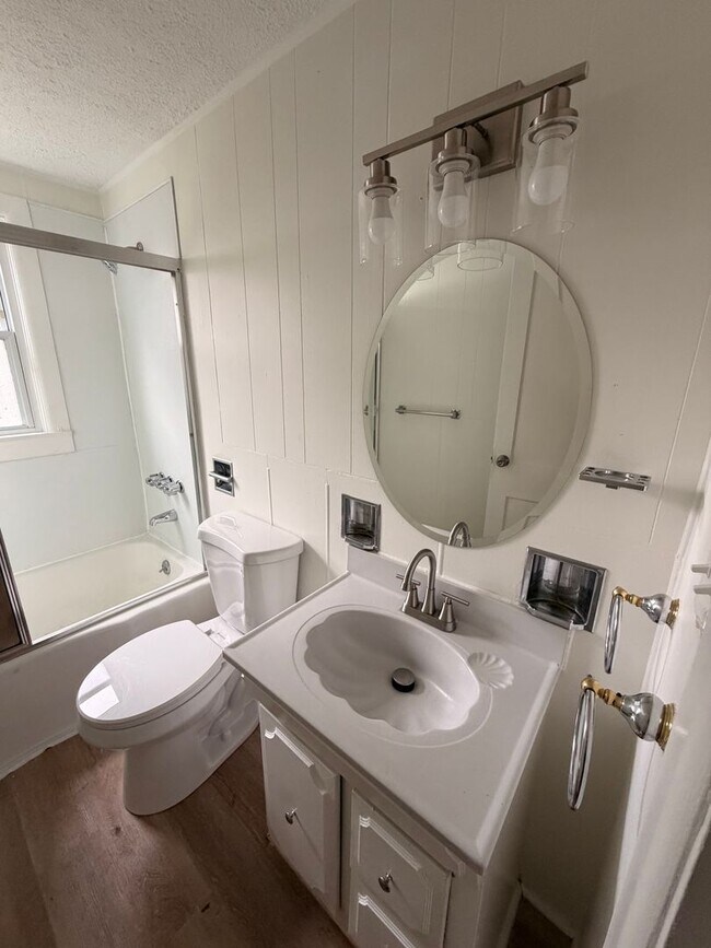 Building Photo - Beautiful Renovated 3 Br House!