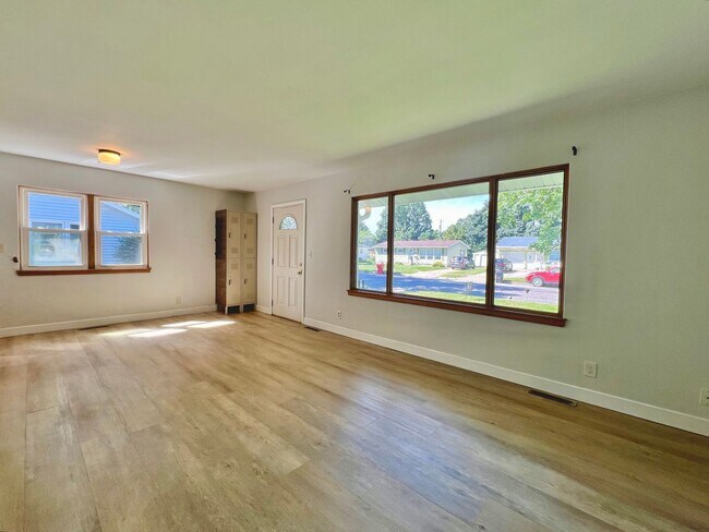 Building Photo - 1/2 Off 1 Month Rent