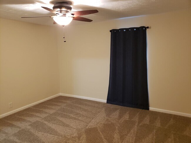 Building Photo - South Nashville Flat Overlooking Pool