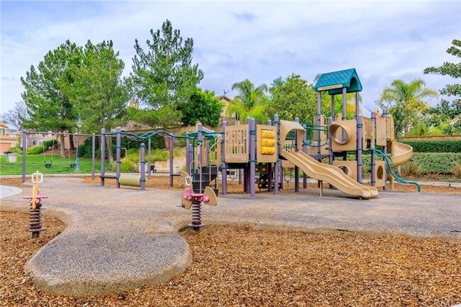 Building Photo - 4 bed Paseo del Sol Home with Downstairs B...