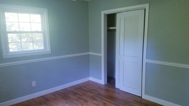 Building Photo - 414 Sharon Dr