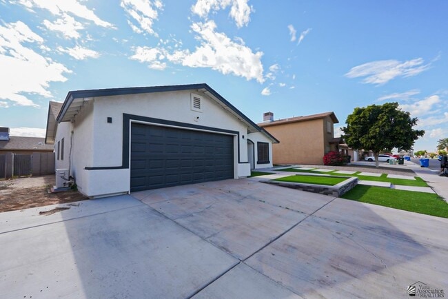 Building Photo - 643 13th St