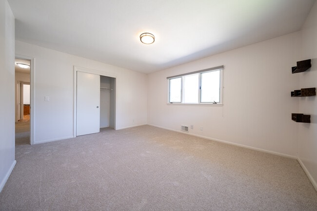 Building Photo - 6624 Southcrest Dr