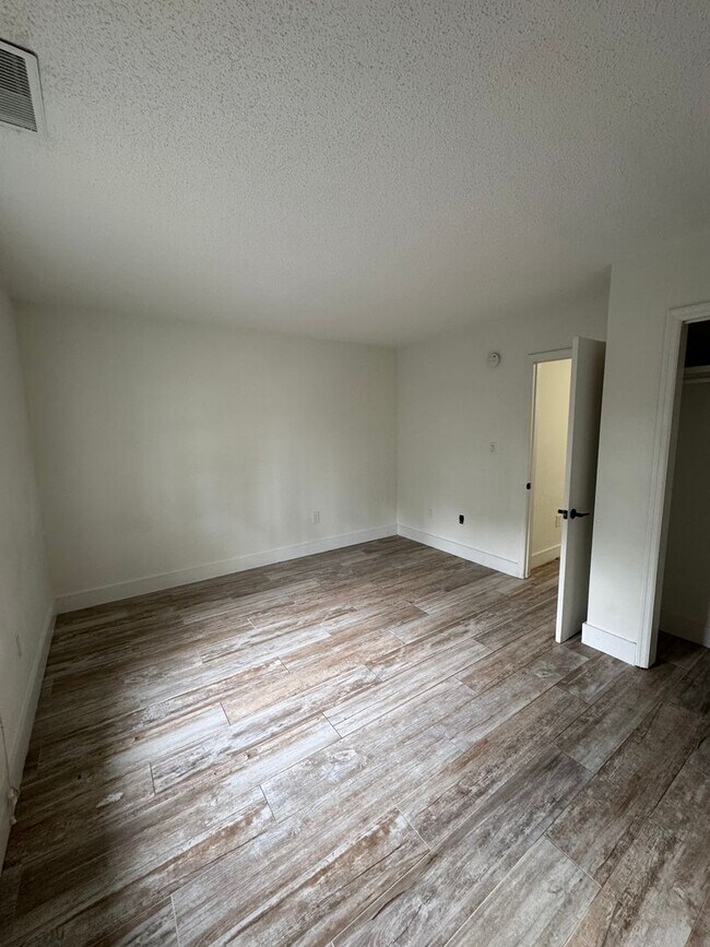 Building Photo - Large One Bedroom Across from the Beach in...