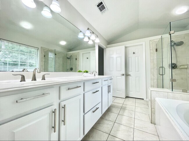 Building Photo - 2 Twin Feather Pl